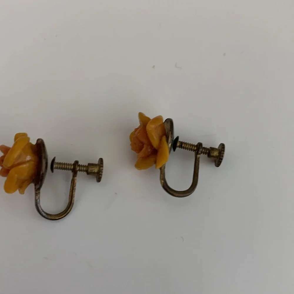 🧡 Vintage Floral Clip On Earrings - Picture 2 of 3